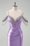 Glitzerndes fliederfarbenes Meerjungfrauen-Schulter-Quasten-Satin-Perlenkleid mit Schlitz